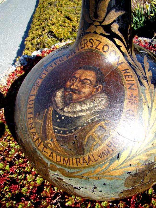 A rare early 18th century Dutch painted blown glass wine bottle with portrait of Lt. Admiral Pieter Pieterszoon Hein (1577-1629), Admiral of the Dutch fleet. — image 2